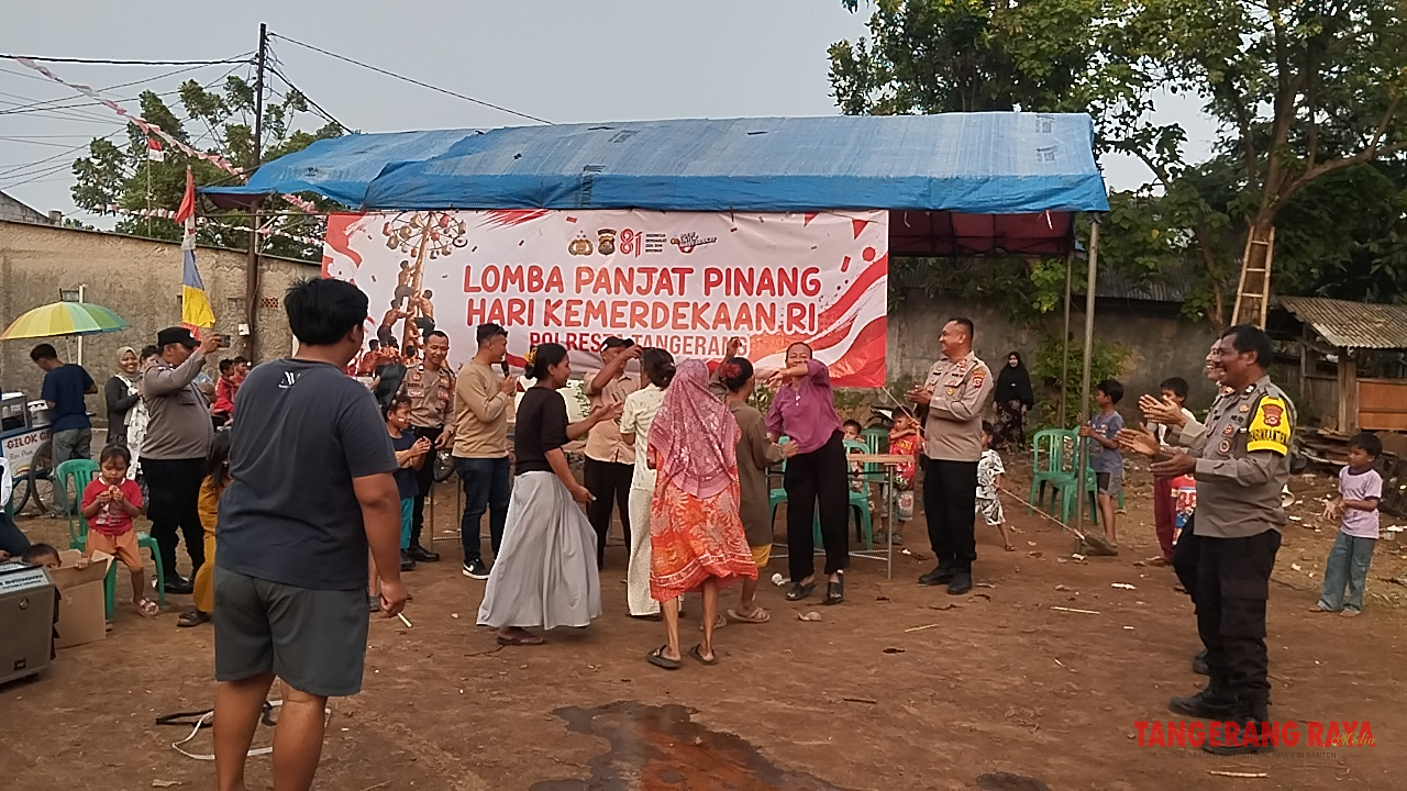 Polsek Rajeg Gelar Lomba Panjat Pinang Meriahkan HUT RI Ke-81