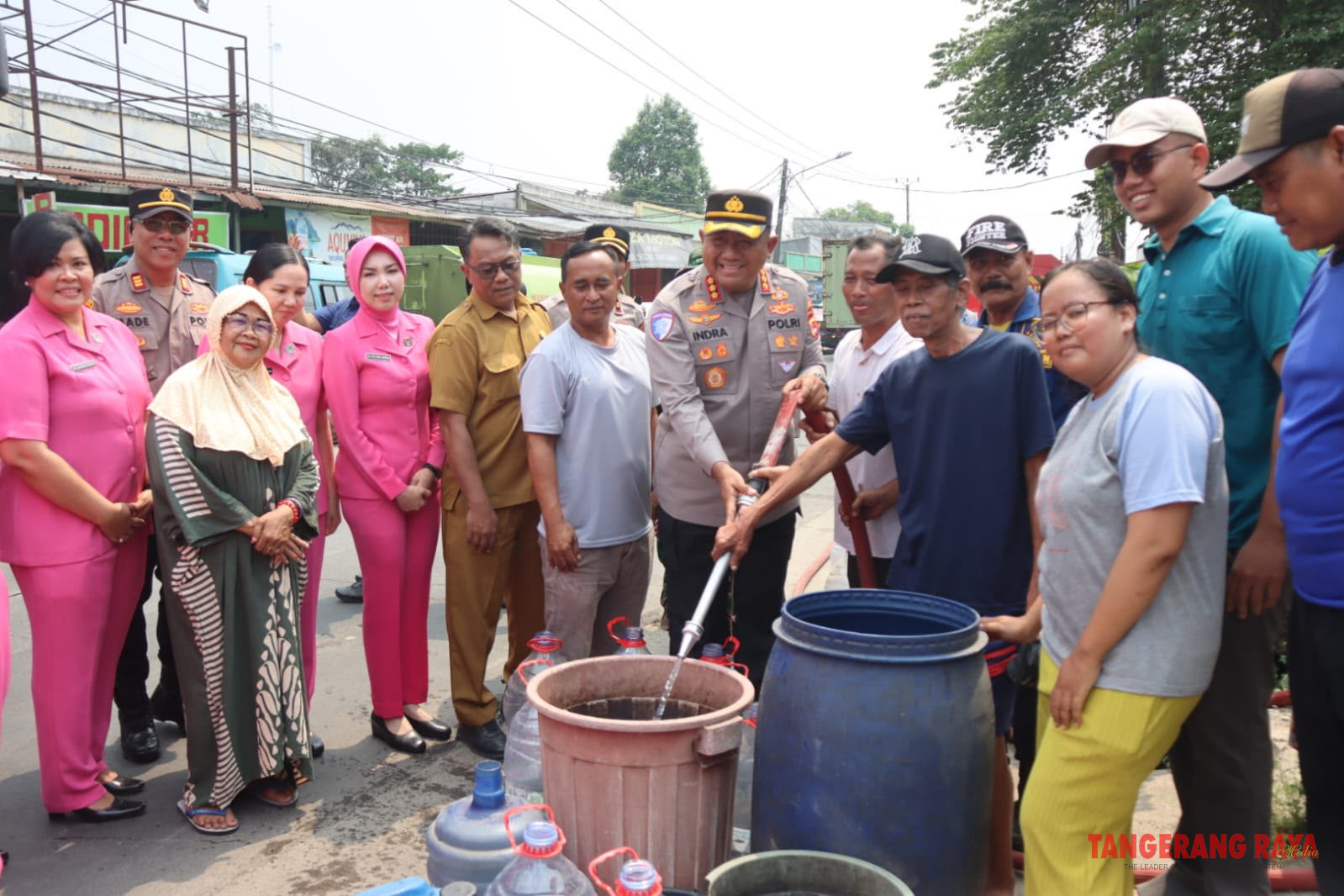 Polresta Tangerang Salurkan Air Bersih ke Tigaraksa