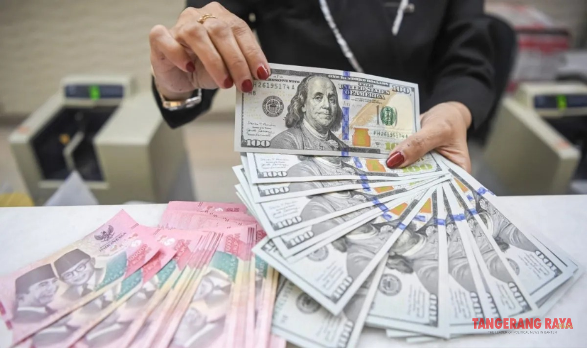 Harga Minyak Dunia Turun, Rupiah Menguat ke Rp17.695 per Dolar AS