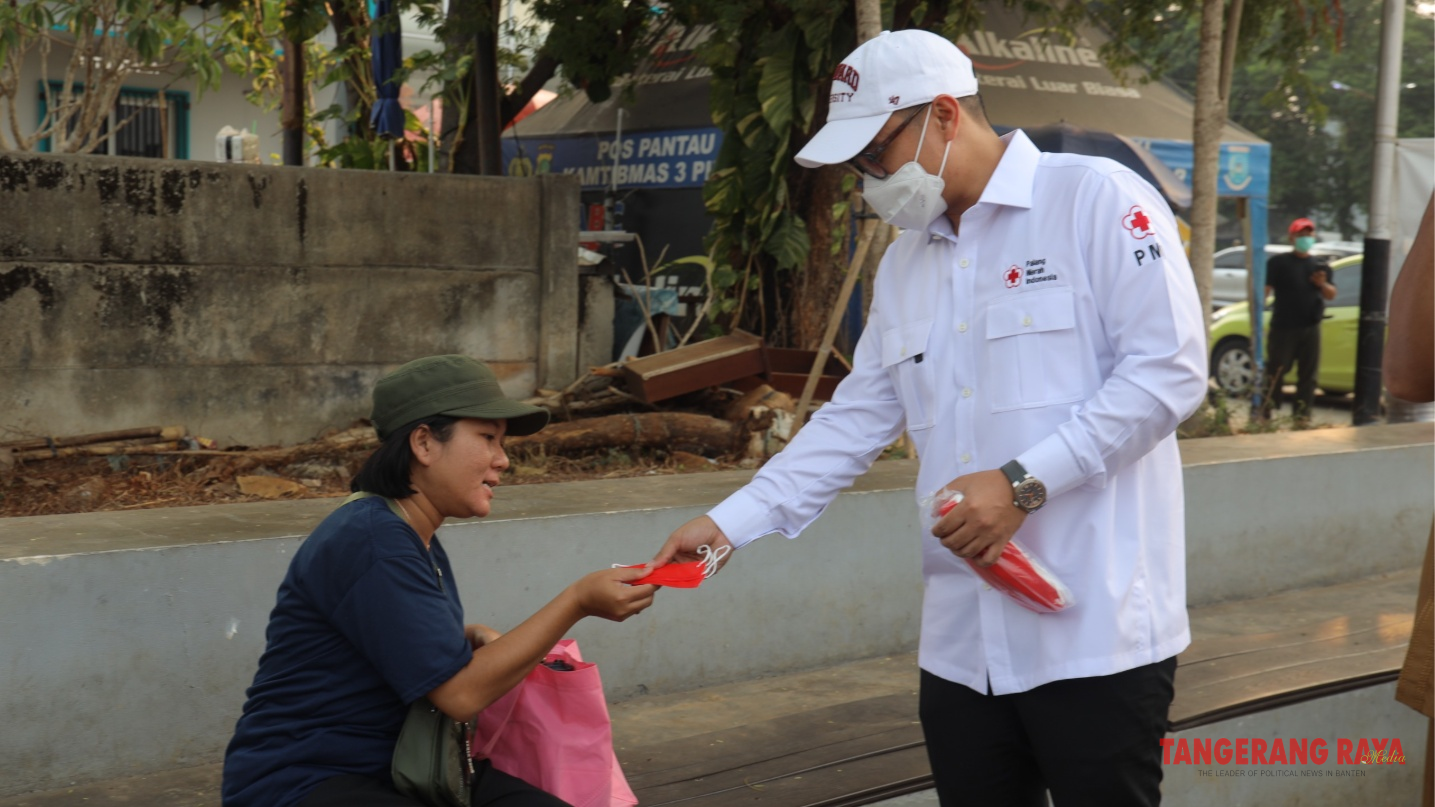 Wakil Wali Kota Tangsel Turun Langsung Bagikan Ribuan Masker kepada Warga