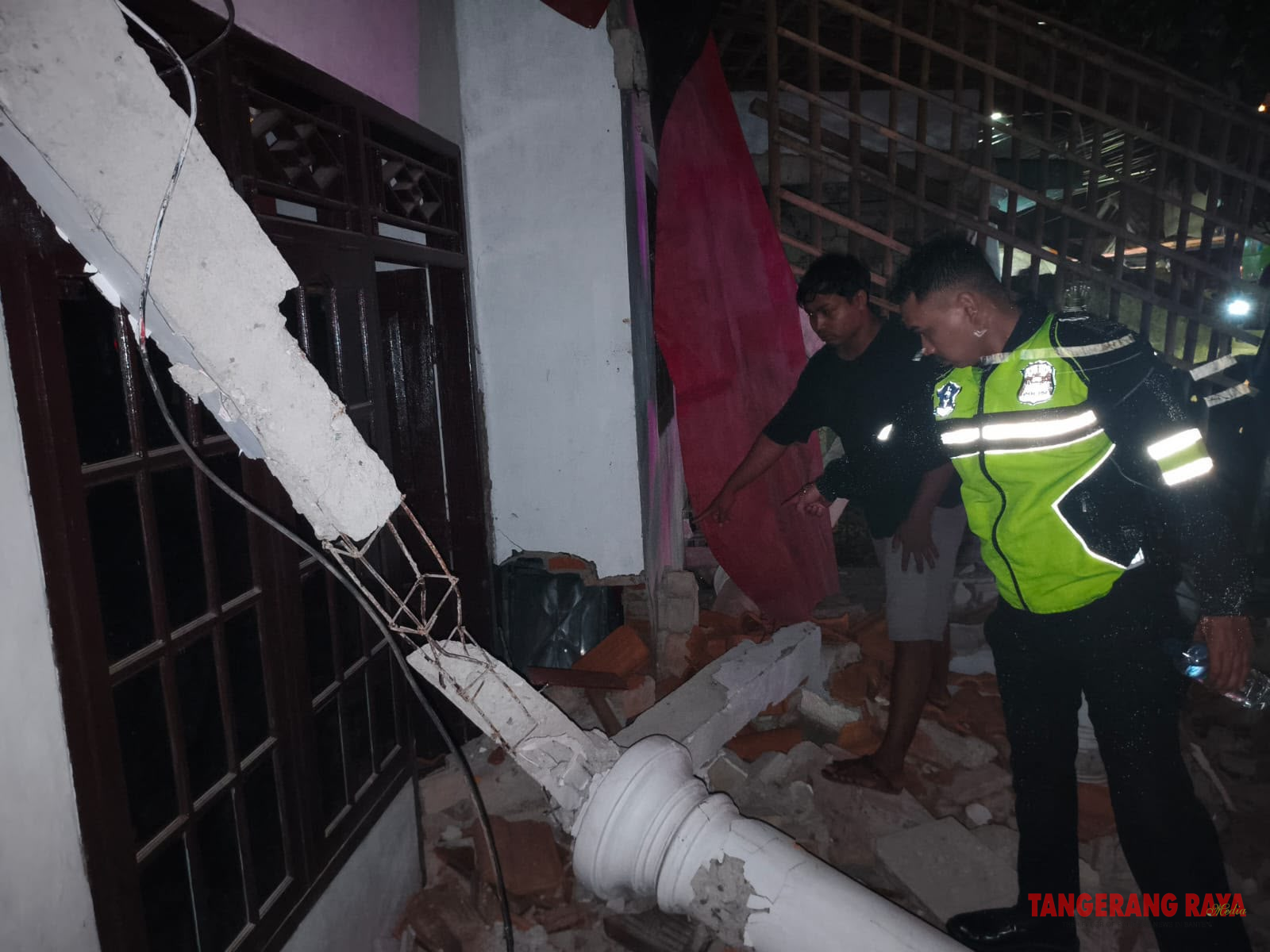 Forklift 15 Ton Hantam Rumah Warga di Kronjo