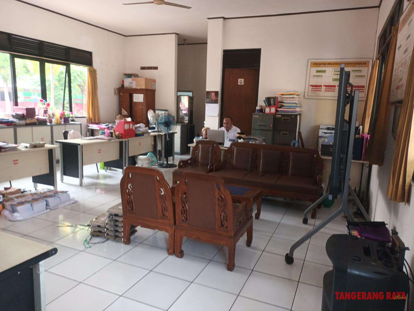 Guru Bebas Merokok di SDN Bencongan 7 Tanpa Pengawasan Disdik dan BKPSDM