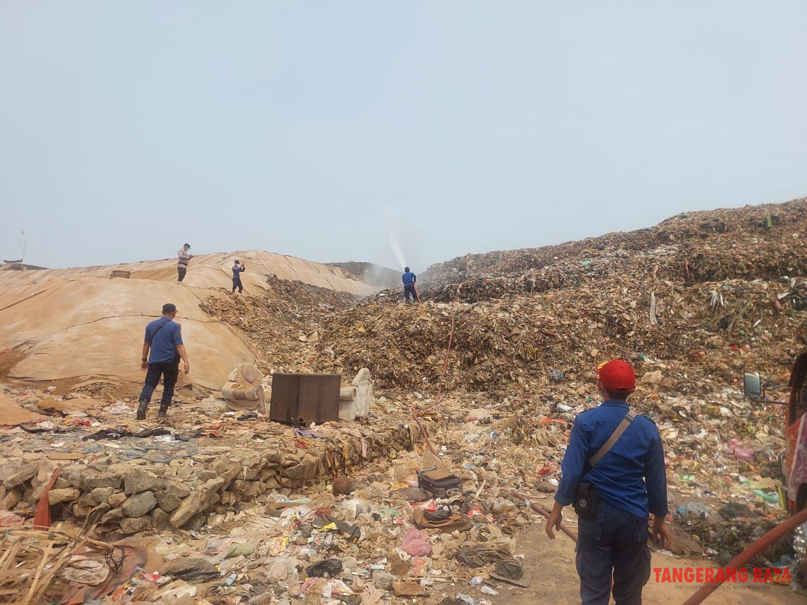 Sampah TPA Jatiwaringin Dibasahi Cegah Kebakaran
