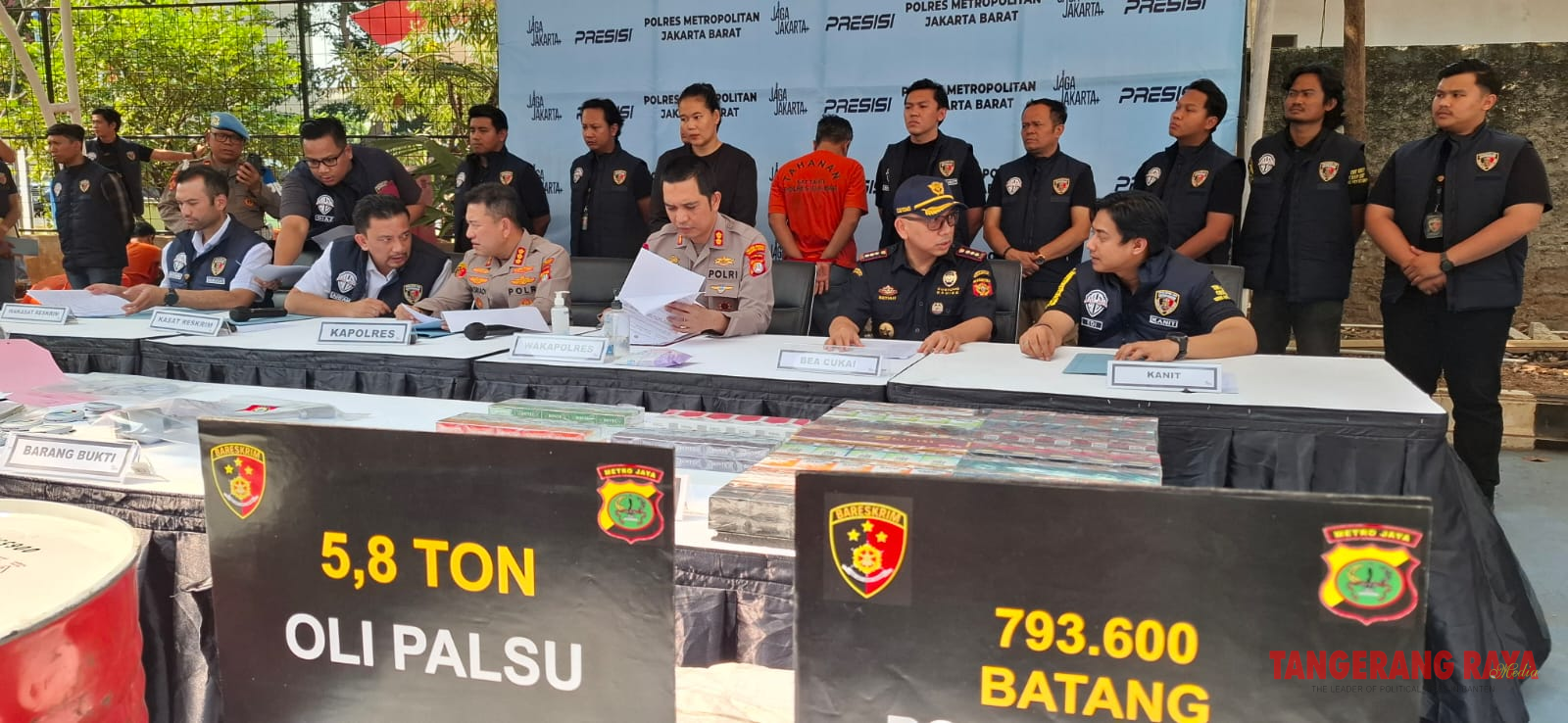 Polisi Bongkar Produksi Oli Palsu dari Oli Bekas di Jakarta Barat