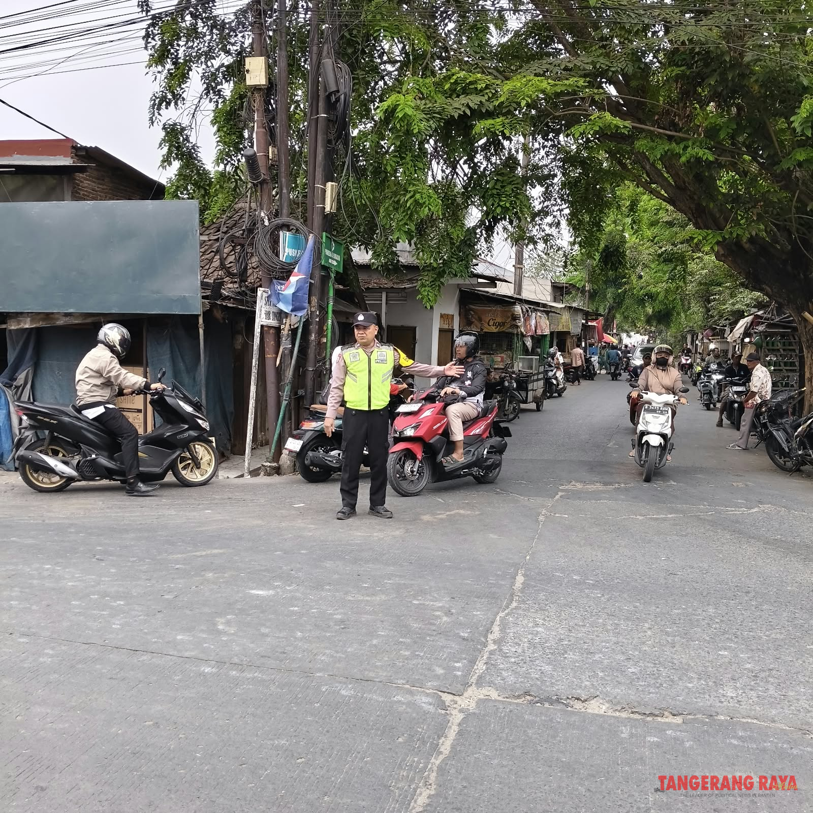 Beri Rasa Aman Pengguna Jalan, Personel Polsek Mauk Turun ke Jalan Atur Lalu Lintas Pagi Hari