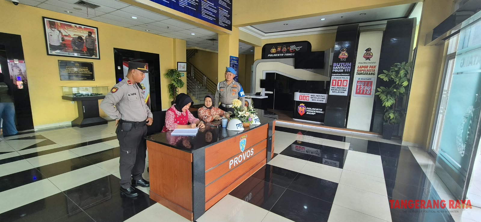 Pastikan Tetap Siaga, Provos dan Pamapta Kontrol Piket Lobby Polwan