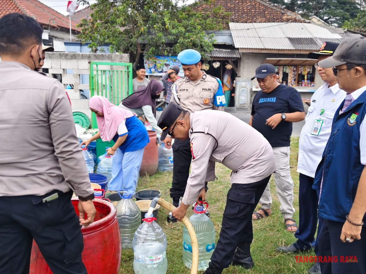 Polsek Kresek Salurkan Ribuan Liter Air Bersih untuk Warga