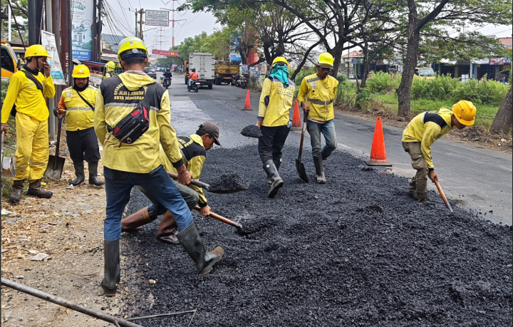 Jalan Raya Cadas Periuk Diperbaiki, Pemkot Tangerang Pastikan Akses Pengendara Lebih Aman