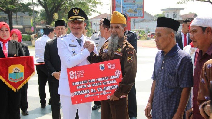 HUT RI ke-81, Hasbi Serahkan Jaminan Sosial untuk 3.450 Pekerja Rentan dan Veteran
