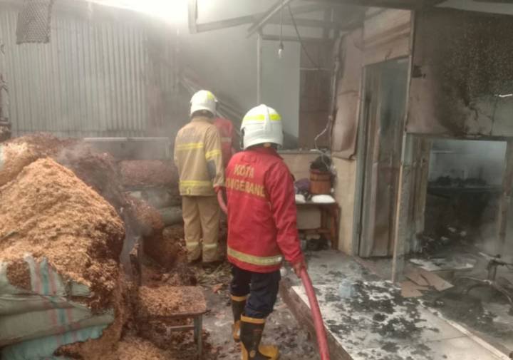 BPBD Sigap Tangani Kebakaran Dapur Kios Kembang di Pinang