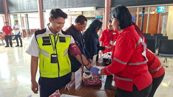 PMI Kota Tangerang Cek Kesehatan Gratis di Bandara Soetta