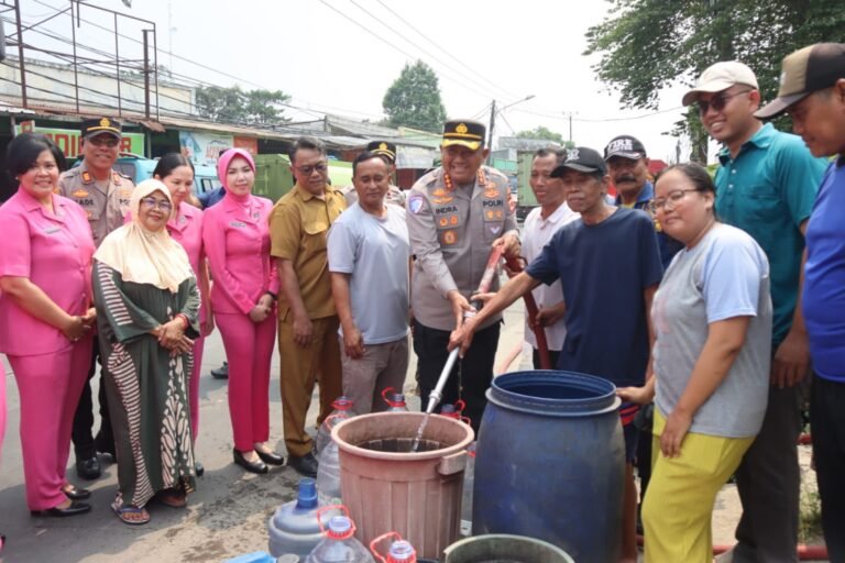 Polresta Tangerang Salurkan Air Bersih ke Tigaraksa