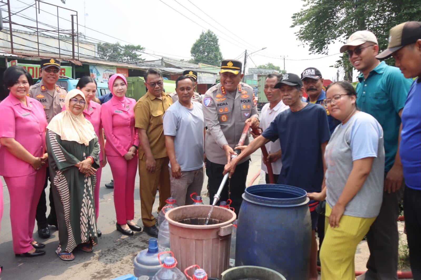 Polresta Tangerang Salurkan Air Bersih ke Tigaraksa