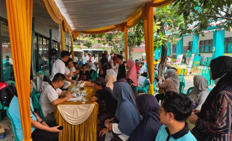 Masyarakat menikmati layanan kesehatan gratis yang digelar di Yayasan Lembaga Islam Tiara Aksara