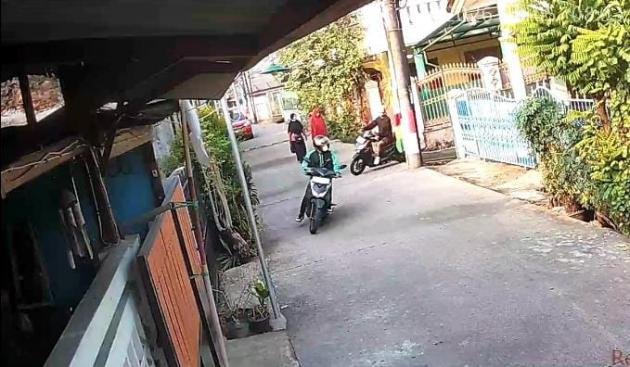 Maling Bermodus Jaket Ojol Gasak Honda Beat, Aksi Terekam CCTV