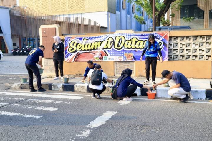 Semarak HUT RI, Kota Tangerang Bebersih dan Bagi Bendera