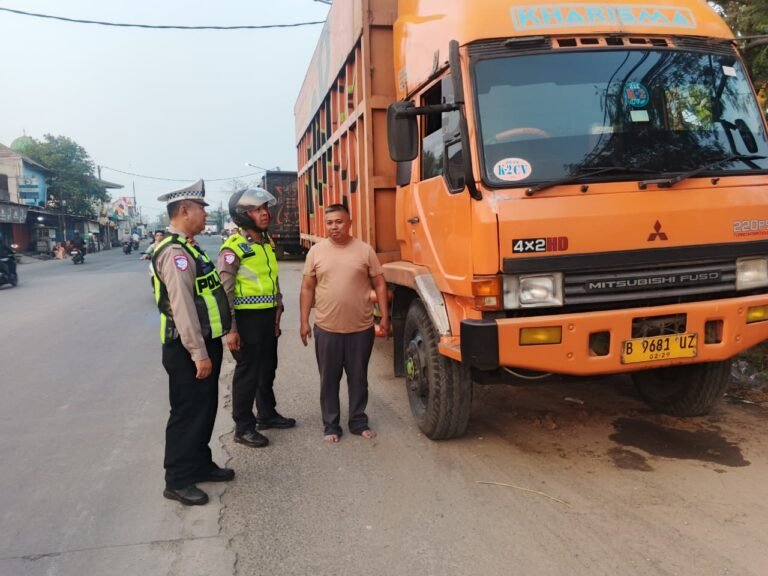 Tak Ada Pembiaran, Truk Parkir Liar Ditertibkan