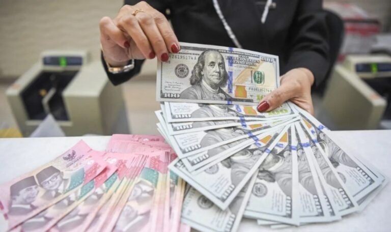 Harga Minyak Dunia Turun, Rupiah Menguat ke Rp17.695 per Dolar AS