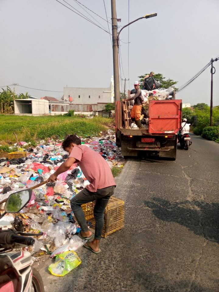 Laporan Warga Ditindaklanjuti, DLH Kota Tangerang Bersihkan Sampah di Kedaung Wetan
