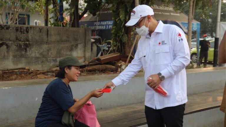 Wakil Wali Kota Tangsel Turun Langsung Bagikan Ribuan Masker kepada Warga