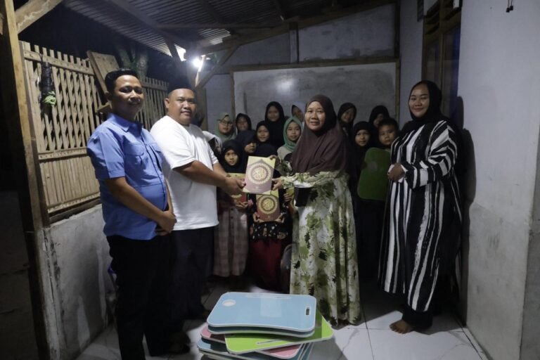Annisa Mahesa Salurkan Al-Qur’an dan Meja untuk TPA