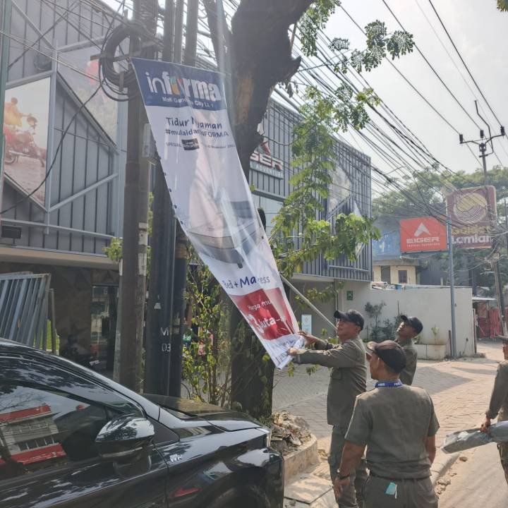 Trantib Larangan Sikat Spanduk Tak Berizin