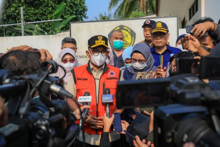 Pantau Anak KrakatauAndra Soni: Keselamatan Masyarakat Jadi Prioritas