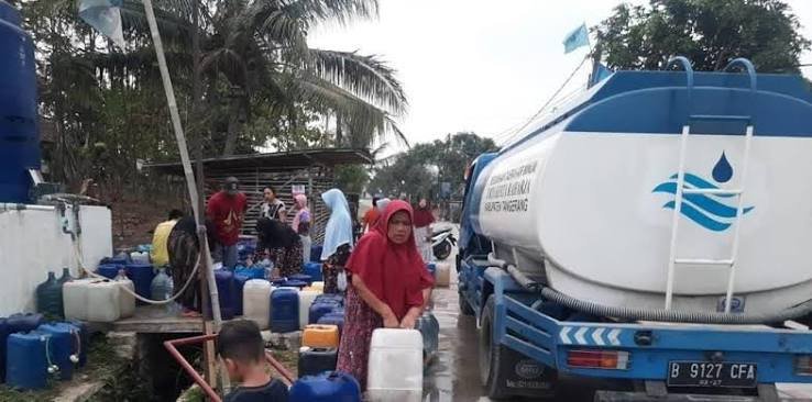 Mobil Tangki Perumdam TKR Dikerahkan Air Bersih untuk Warga Menjangkau Sejumlah Wilayah