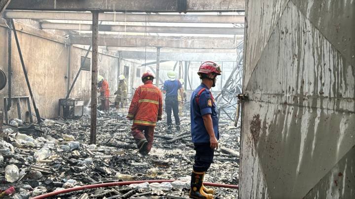 BPBD Kerahkan 40 Personel Padamkan Gudang Terbakar