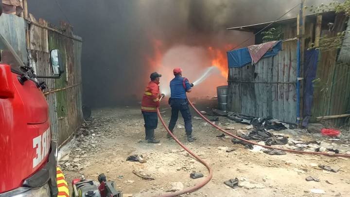 BPBD Padamkan Kebakaran Tumpukan Limbah di Cibodas