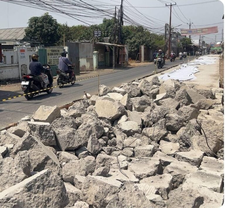 Heboh Proyek Dibongkar ‘Bobroknya’ Tender Proyek Jalan Gardu–Tanah Merah Rp.4,7 M di DBMSDA Tak Sesuai Spek : 12 Jam Dicor, Lalu Dibongkar