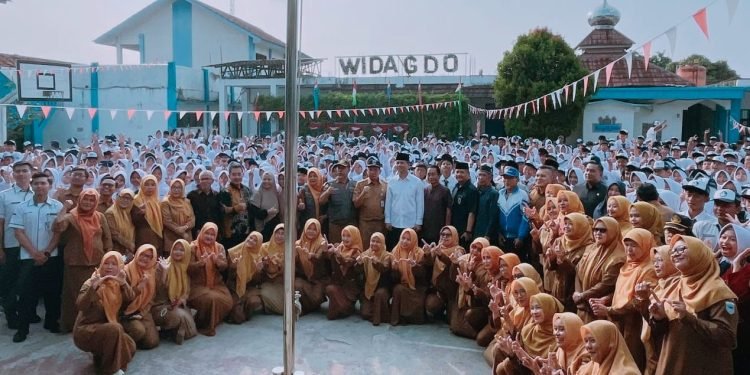 Renovasi Musala hingga Operasional OSIS Rp1 Juta per Bulan Mentrans Guyur Bantuan ke SMPN 1 Pandeglang