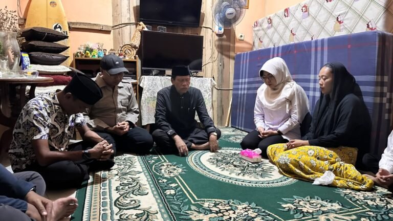 Bupati Dewi Beri Penguatan Keluarga Korban Selat Sunda