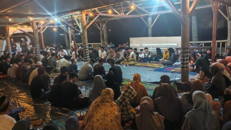 Jurnalis dan Kru Kapal Hilang, Warga Carita Berdoa