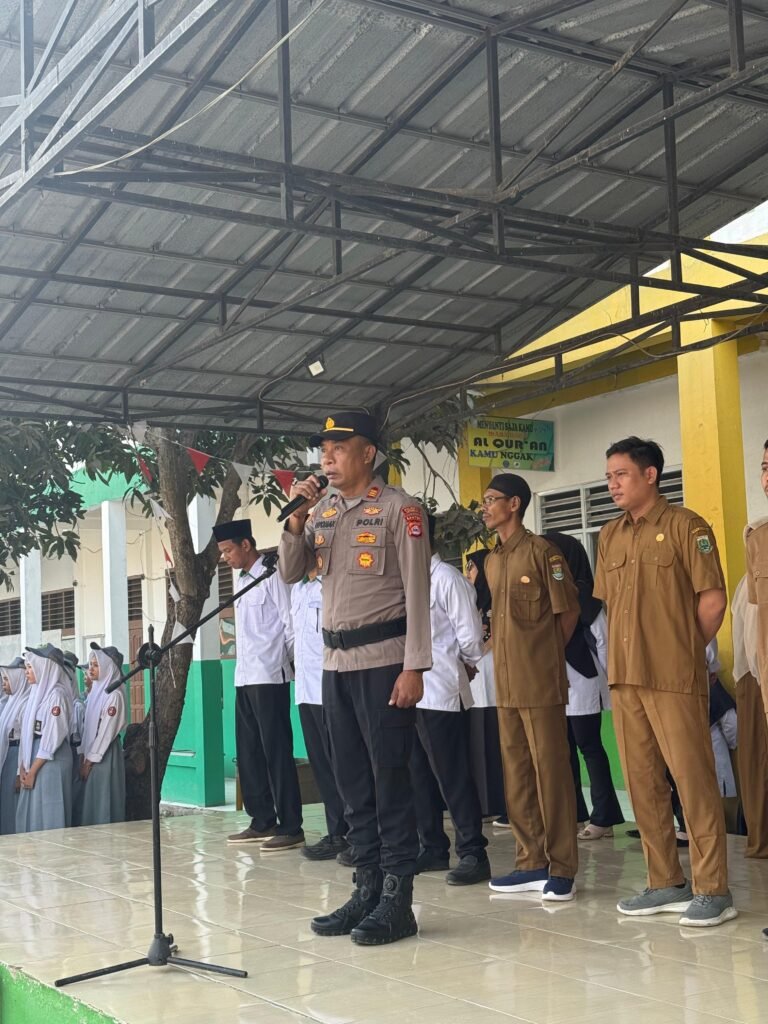 Kapolsek Mauk Jadi Pembina Upacara di SMKN 05 Tangerang