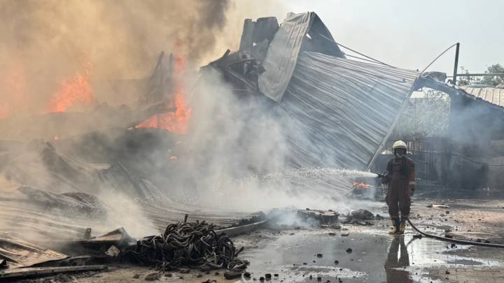 Kebakaran Pabrik di Batu Jaya, BPBD Terjunkan 60 Petugas dan 16 Armada