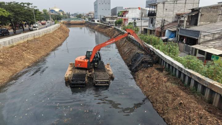 Manfaatkan Musim Kemarau, Pemkot Tangerang Normalisasi Kali Ledug Periuk