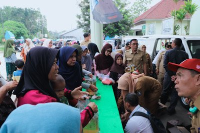 Operasi Pasar Serang Diserbu Emak-Emak