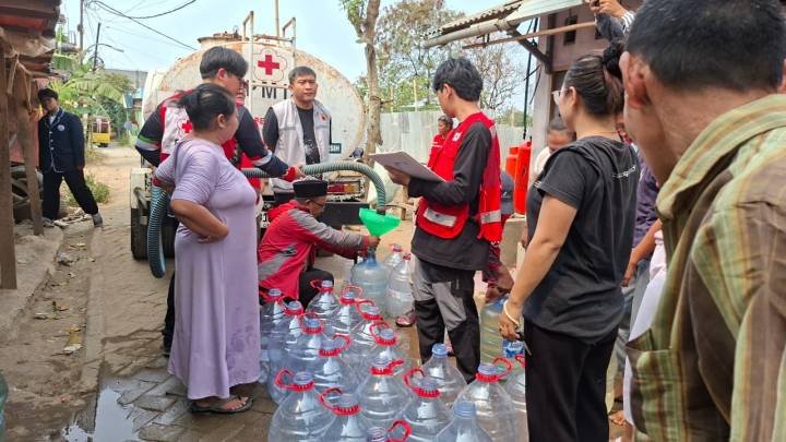 PMI Kota Tangerang Salurkan Bantuan 5.000 Liter Air Bersih