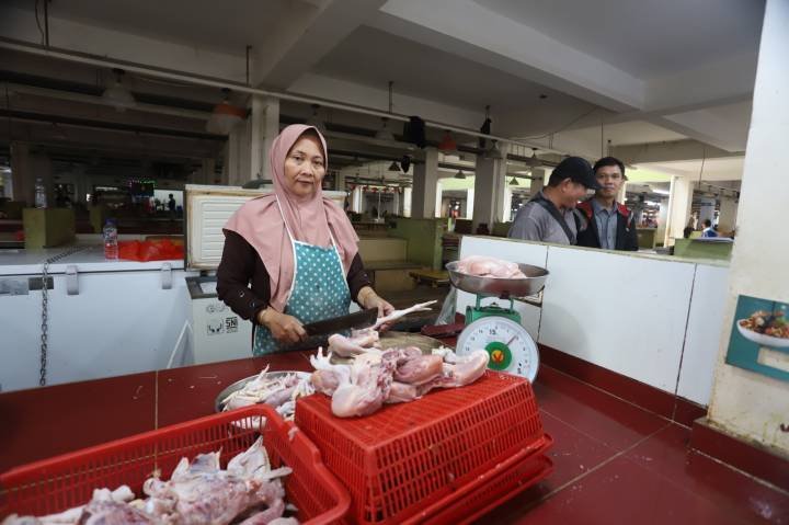 Pemkot Pantau Perkembangan Harga Daging Ayam di Pasaran
