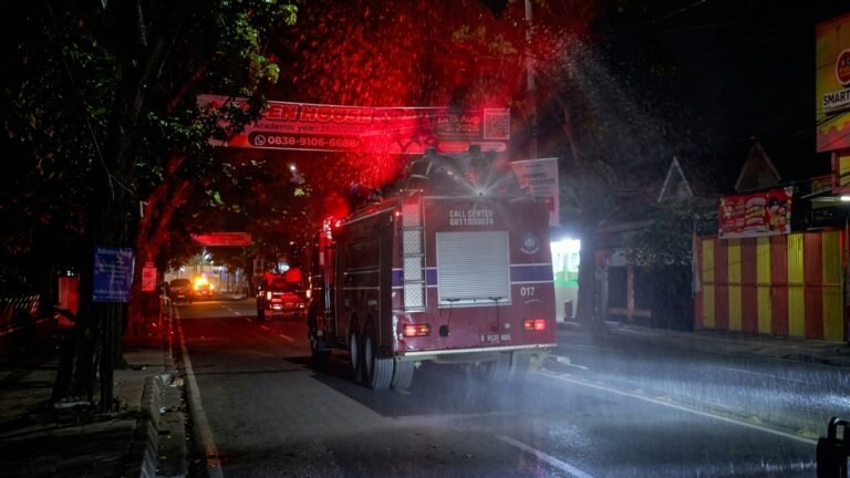 Pemkot Tangsel Basahi Abu Vulkanik di Sejumlah Jalan