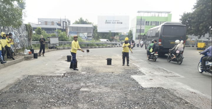 Perbaikan Jalan HOS Cokroaminoto Kota Tangerang Berlanjut