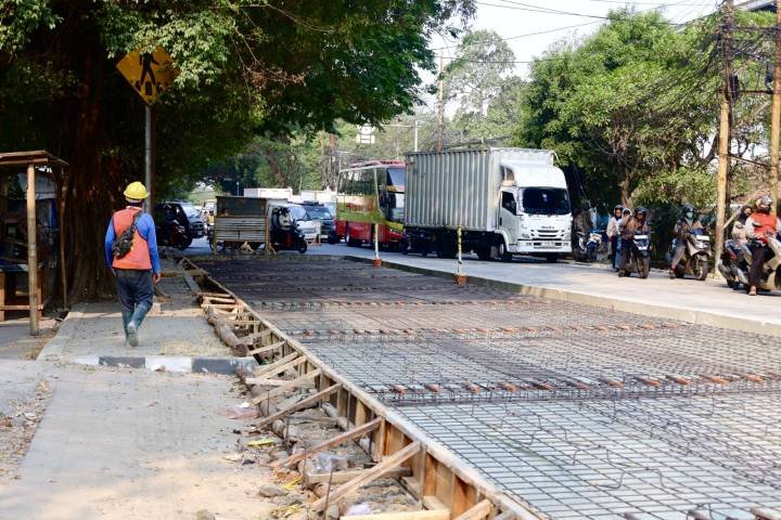 Perbaikan Ruas Jalan Raya M. Toha Capai 85 Persen