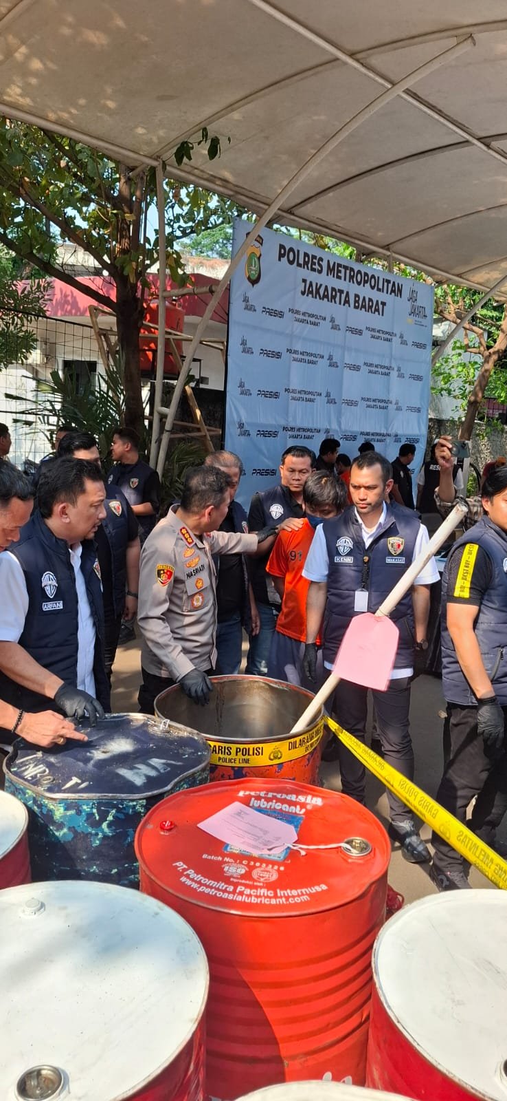 Polres Jakbar Ungkap Pabrik Oli Palsu Berbahan Oli Bekas