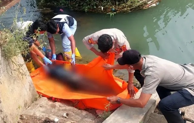 Pria Tanpa Identitas Ditemukan Tewas di Irigasi Kasemen