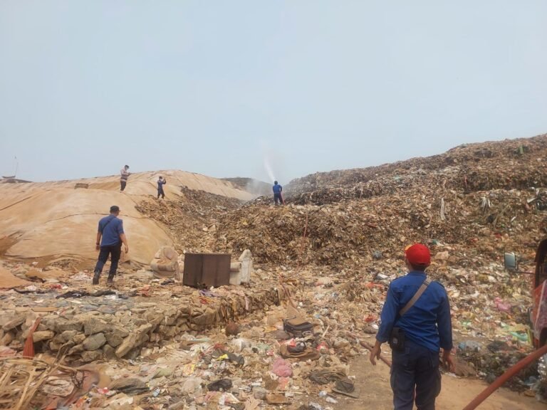 Sampah TPA Jatiwaringin Dibasahi Cegah Kebakaran