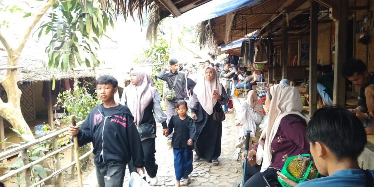 Musim Durian, Baduy Diserbu Ribuan Wisatawan