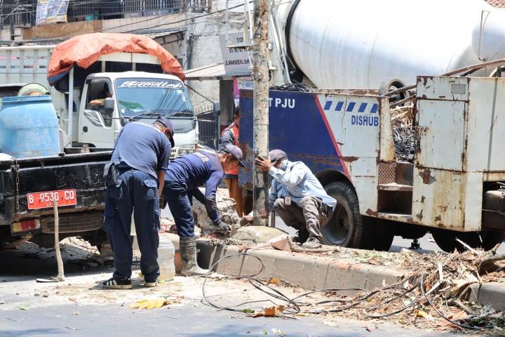 Tim PJU Kota Tangerang Respons Cepat Perbaiki Tiang Roboh di Jalan Suryadarma