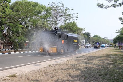 Water Canon Polresta Tangerang Bersihkan Abu Vulkanik