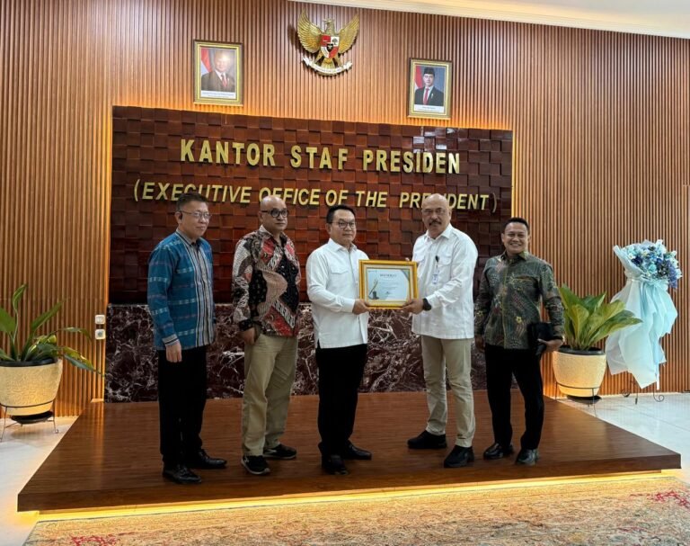 Forum Pimred Serahkan Anugerah Pena Emas kepada KSP Dudung Abdurahman